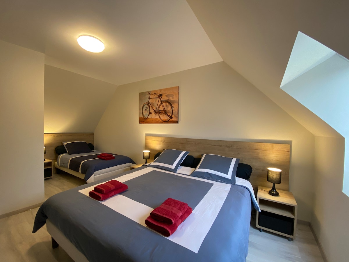 ห้องนอน 2 พร้อมเตียงขนาดคิงไซส์และเตียงเดี่ยวหรือเตียงเดี่ยว 3 เตียง