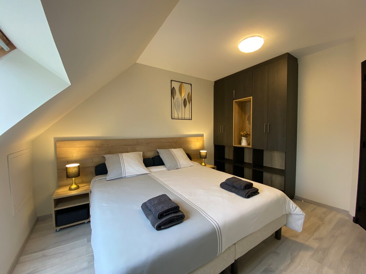 ห้องนอน 1 พร้อมเตียงขนาดคิงไซส์หรือเตียงเดี่ยว 2 หลัง ความสามารถในการเพิ่มเตียงเด็กอ่อนตามคำขอ