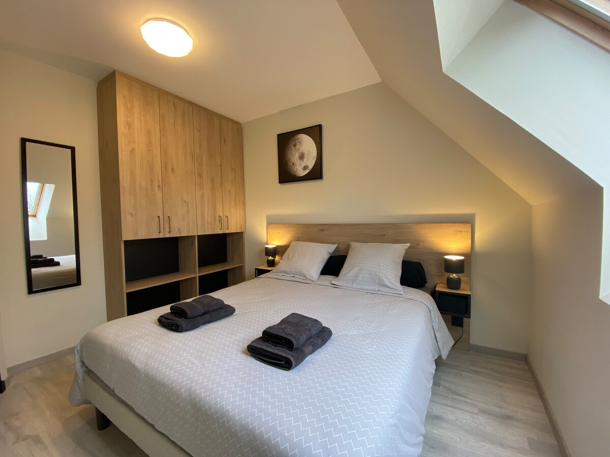 ห้องนอน 5 พร้อมเตียงควีนไซส์ ความเป็นไปได้ในการเพิ่มเตียงเด็กอ่อนตามคำขอ