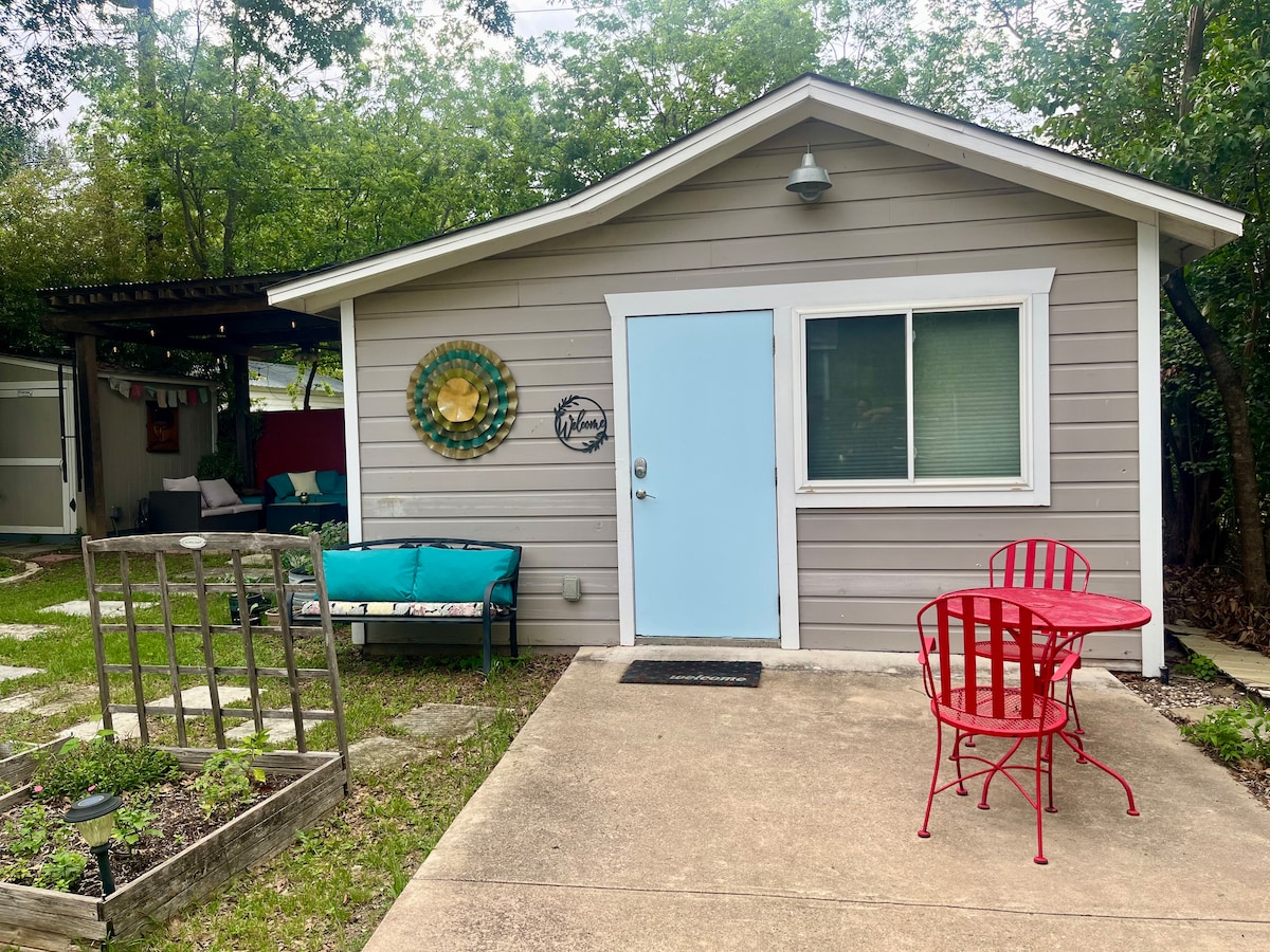 Backyard casita in heart of Austin-walk to dinner!
