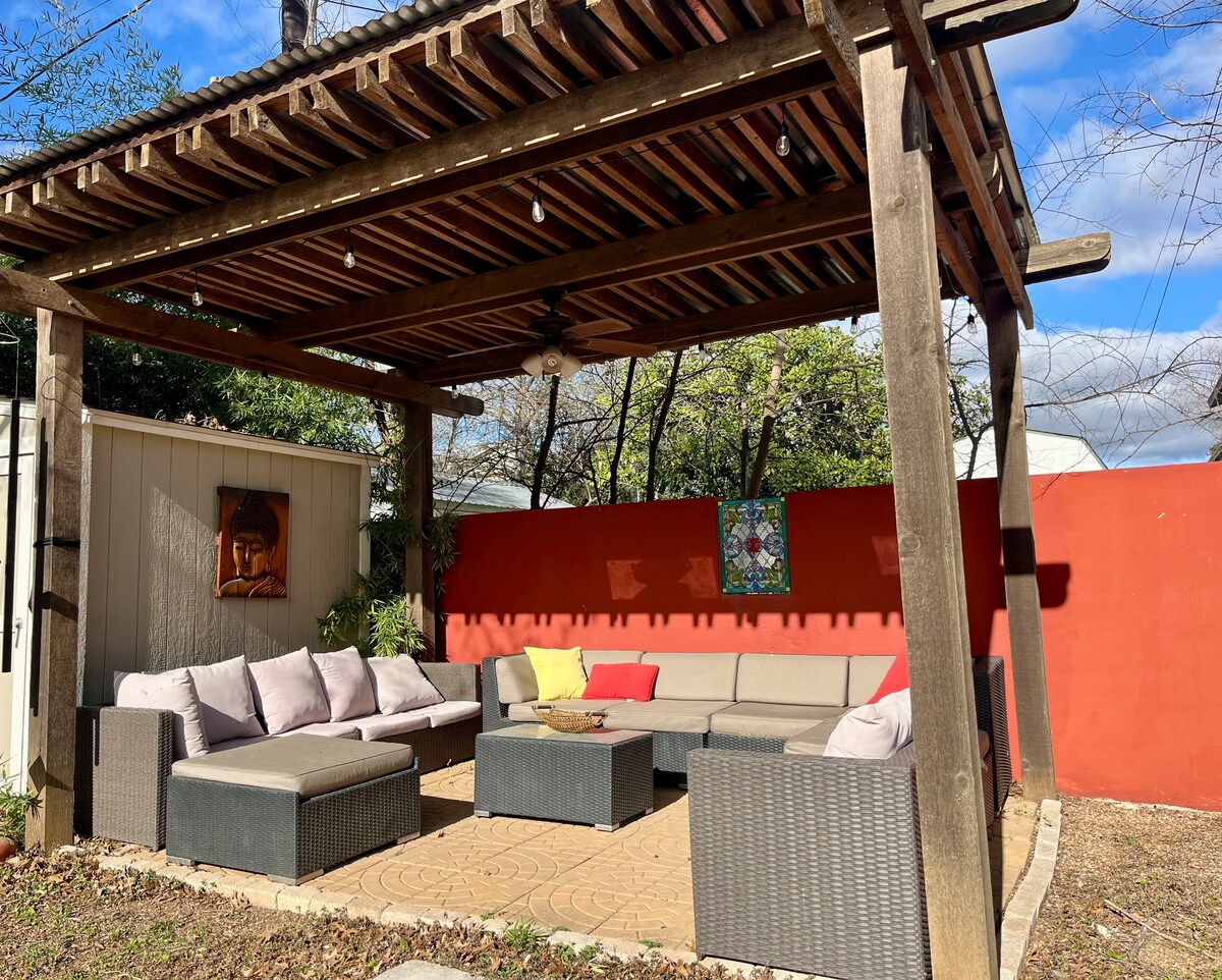 Backyard casita in heart of Austin-walk to dinner!