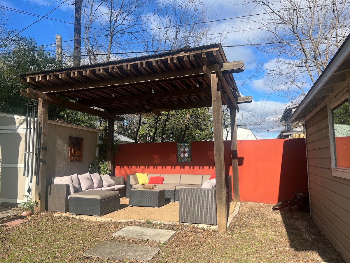 Backyard casita in heart of Austin-walk to dinner!