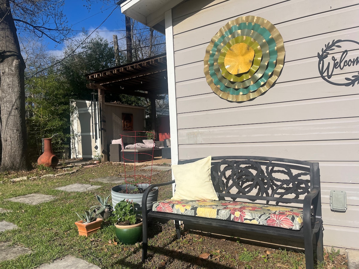 Backyard casita in heart of Austin-walk to dinner!