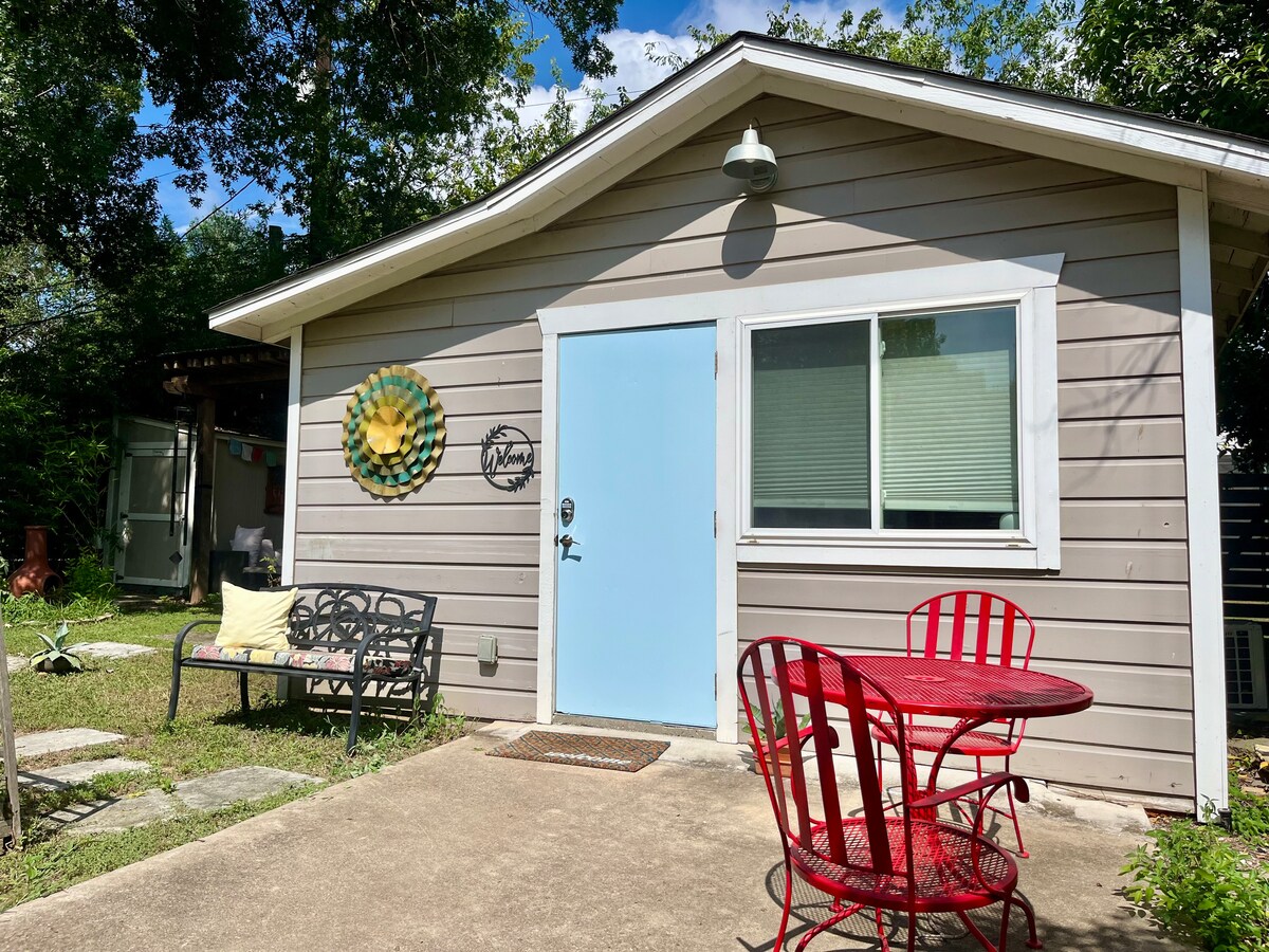Backyard casita in heart of Austin-walk to dinner!