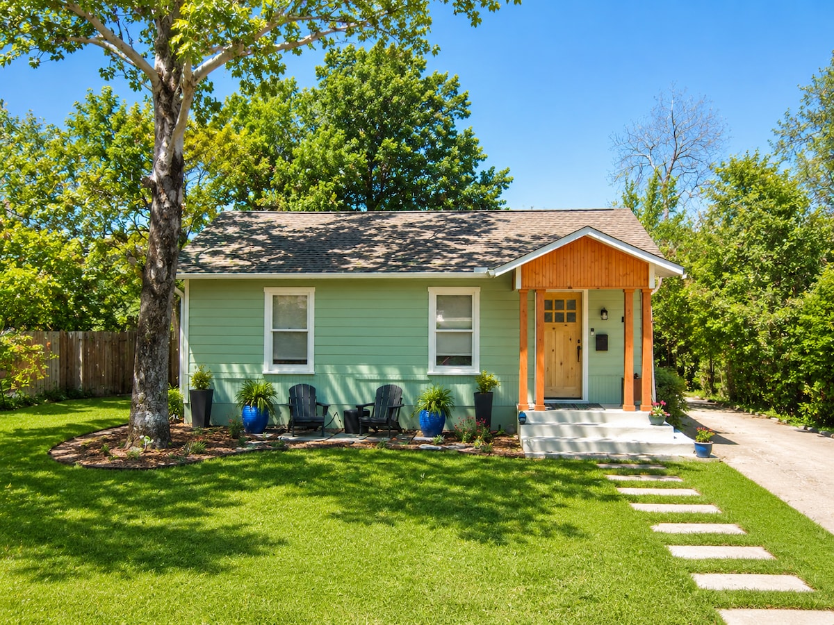 Backyard casita in heart of Austin-walk to dinner!