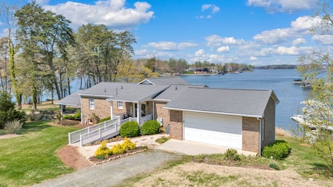 Lakefront, Entire Home, Hot Tub, Dock, Sleeps 12