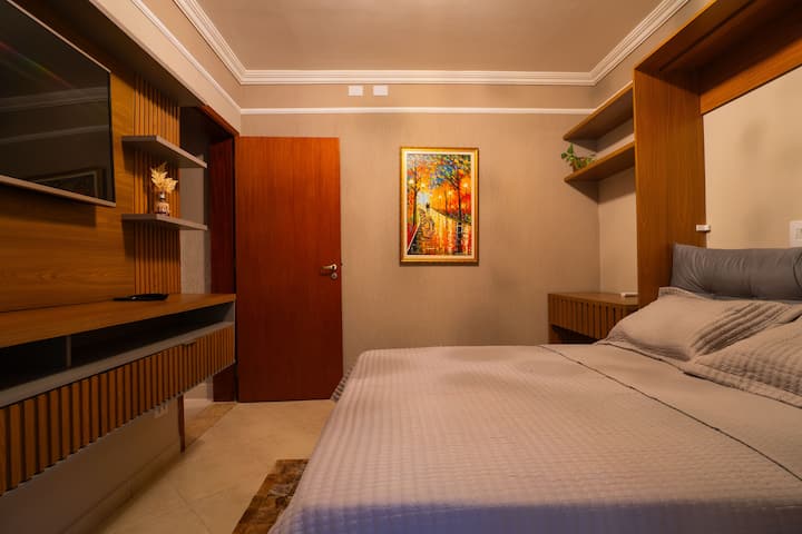 Стая, разположена в основната къща, с изход към зоната за отдих и към къщата за гости. Тази стая разполага с двойно легло, климатик и телевизор.   До стаята има баня и това е за изключително ползване от гостите.