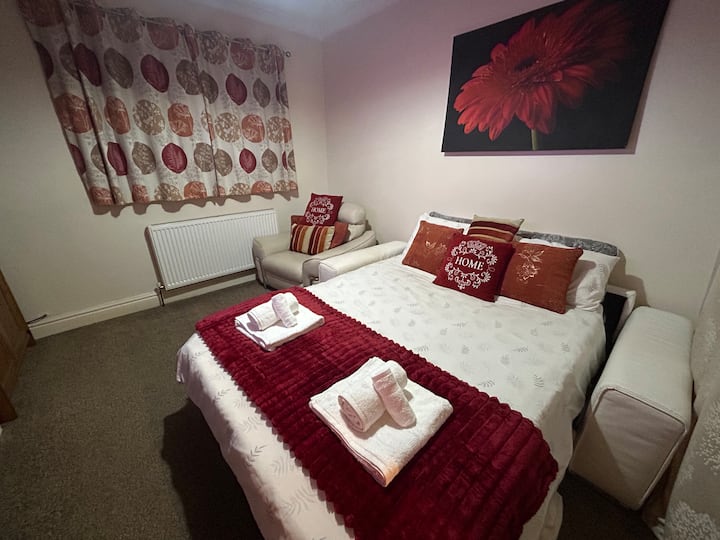 Dnevni boravak može se pretvoriti u spavaću sobu s bračnim krevetom (kauč na razvlačenje) uz prethodnu najavu. Pogled na ulicu. TV od 50" s Rokom.