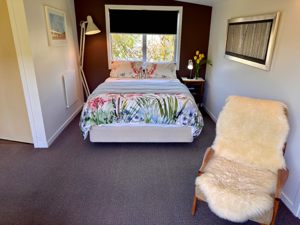 Komfortables Queensize-Bett mit hochwertiger Bettwäsche und zusätzlichen Decken.