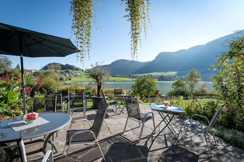 Terrace apartment for two in direct lake location