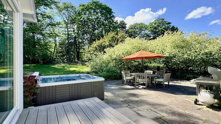 Hot Tub, Wood Stove, Fenced Yard: Sleeps 10 - Great Barrington, MA