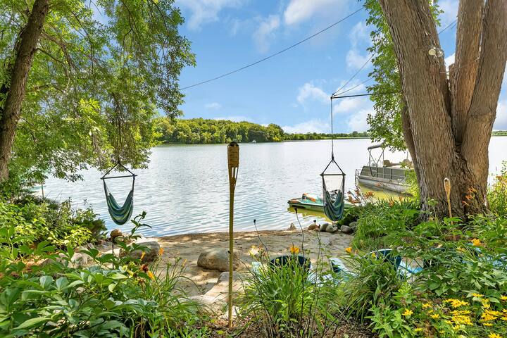 Cozy Lakeside Cabin w/ Fireplace & Great Views