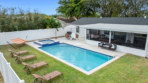 5 bed Heated Salt Pool + Spa in Boca Raton