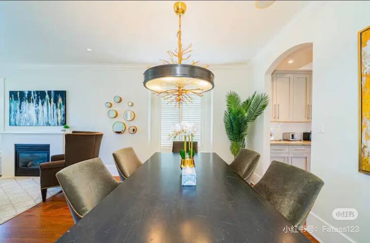 Prime Vancouver Elegant 6BR+4.5BA Home | Sleeps 14 gallery image 4