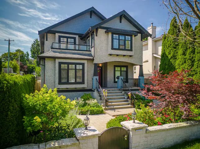 Prime Vancouver Elegant 6BR+4.5BA Home | Sleeps 14 gallery image 2