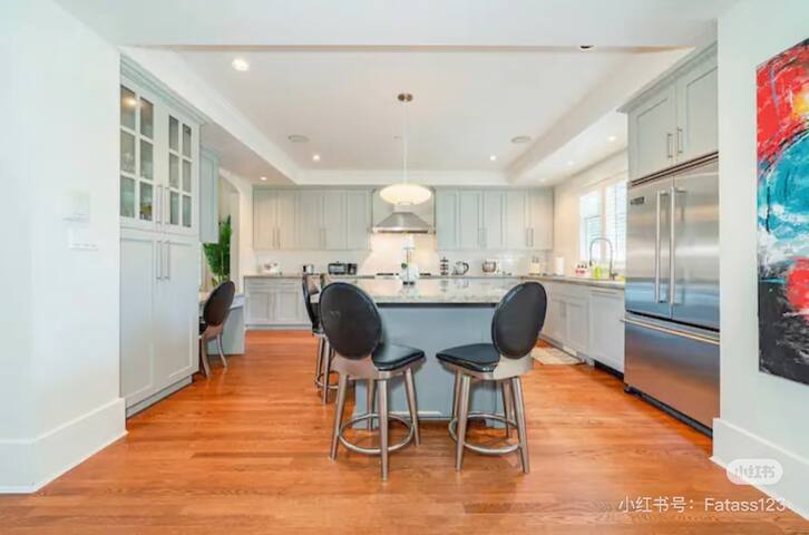 Prime Vancouver Elegant 6BR+4.5BA Home | Sleeps 14 gallery image 5
