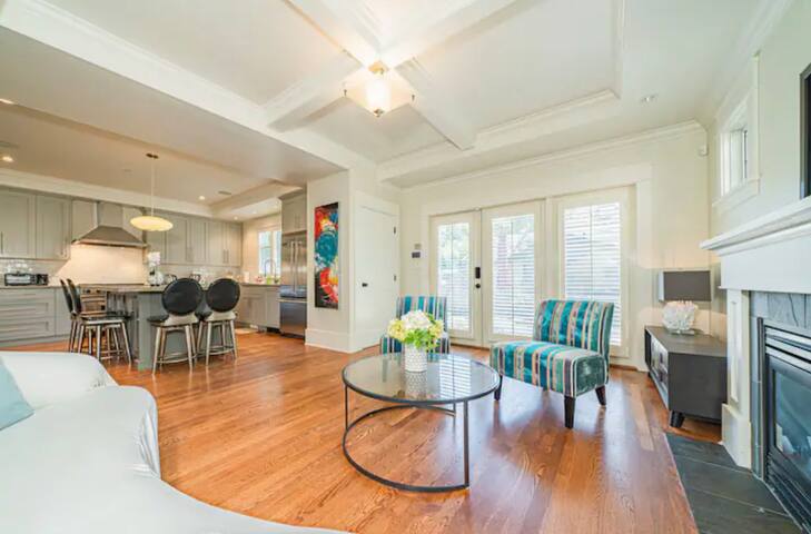 Prime Vancouver Elegant 5BR+3.5BA Home | Sleeps 10 gallery image 5