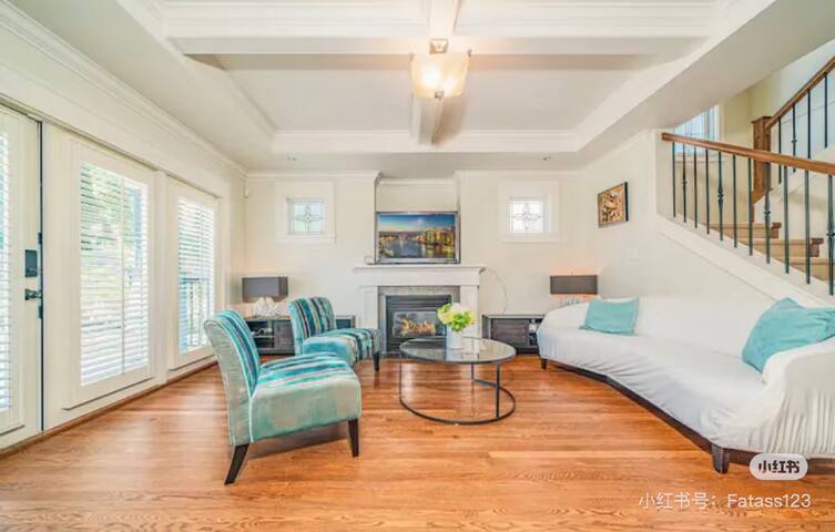 Prime Vancouver Elegant 5BR+3.5BA Home | Sleeps 10 gallery image 4