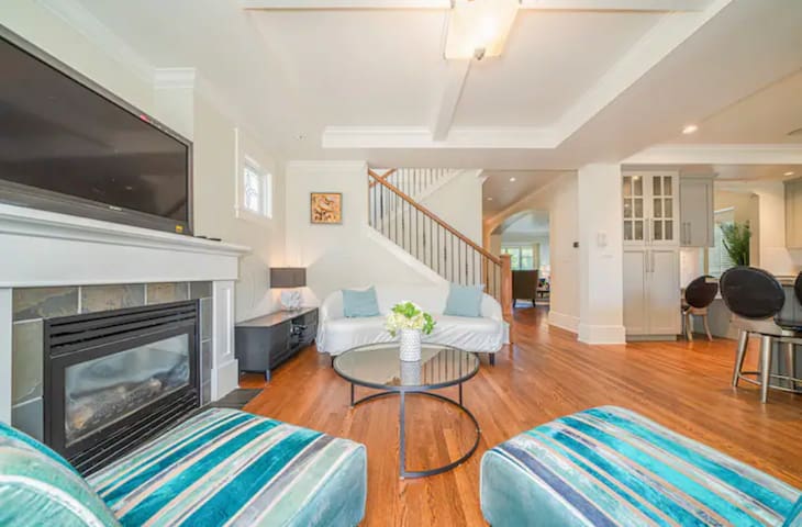 Prime Vancouver Elegant 5BR+3.5BA Home | Sleeps 10