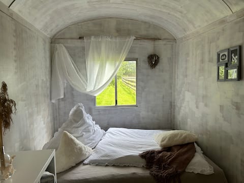 Leistungsstarkes Airbnb: Construction trailer overnight stay & alpacas in Pirna