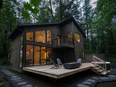 Modern Cabin w/ Movie Theater, IR Sauna, Hot Tub