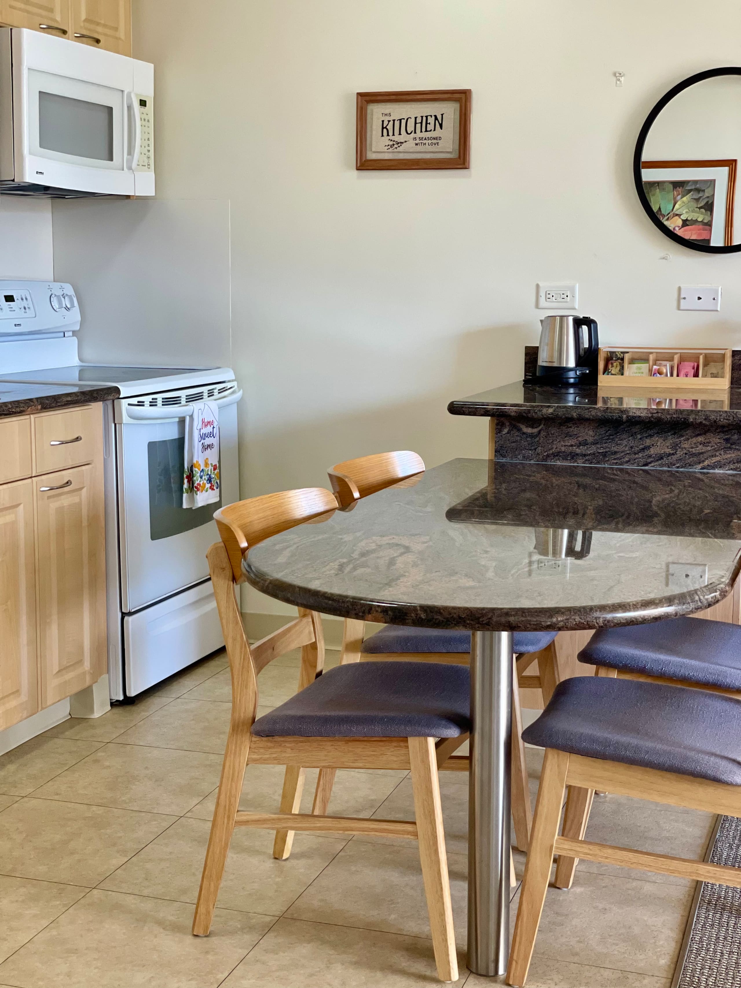 Condo in Honolulu · ★4.95 · 1 bedroom · 2 beds · 1 bath - Image 27