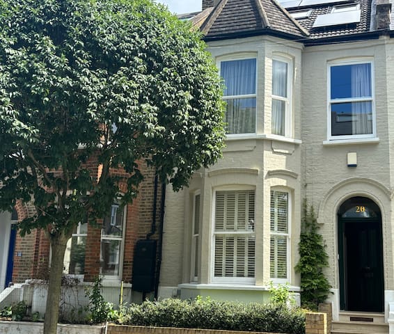 Magnificent 4 Bed House with Garden gallery image 2