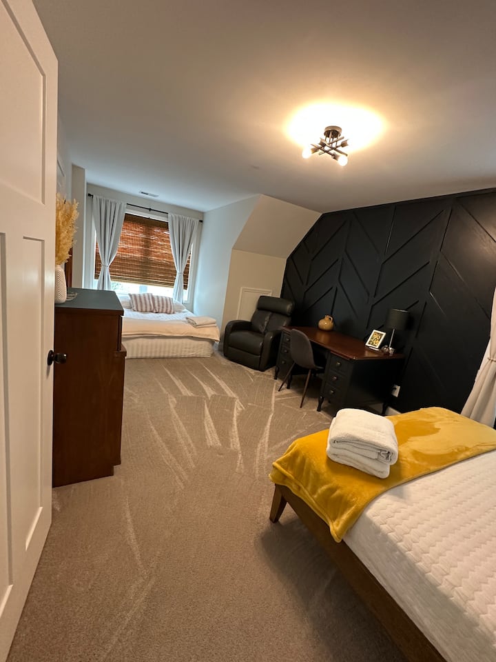 2张标准双人床、步入式衣橱、远程办公桌和宁静的景观