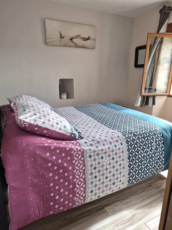 Многу светла соба се наоѓа во приземјето. 