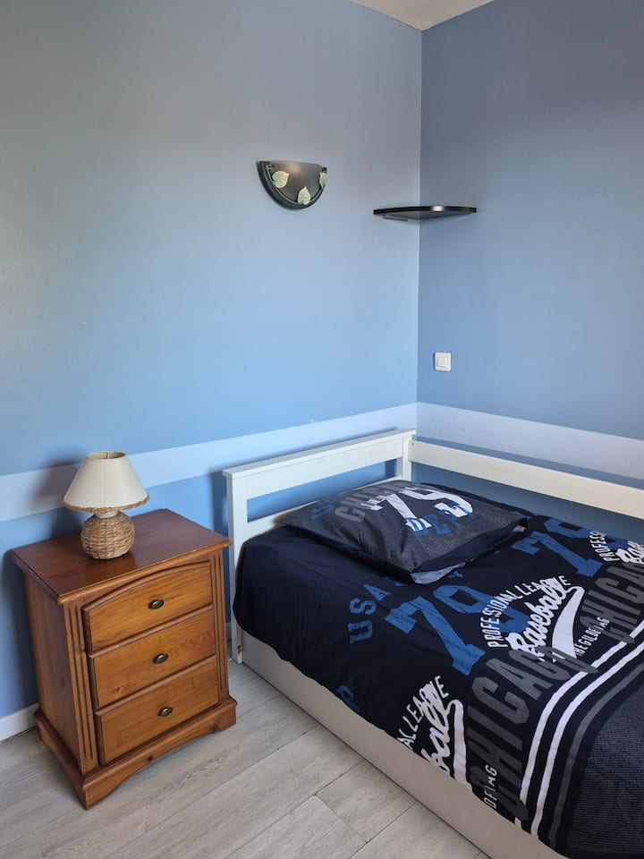 Многу удобна „детска“ спална соба со два единечни кревета (кревет на извлекување). 
Достапни се книги и игри. 