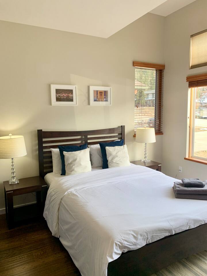 Dhomë gjumi në katin e parë me pamje të bukur nga oborri i përparmë dhe pranë maleve 