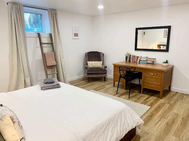 Tavolinë e madhe me shumë hapësirë për punë në distancë

Edhe ne kemi Wi-Fi të shpejtë!