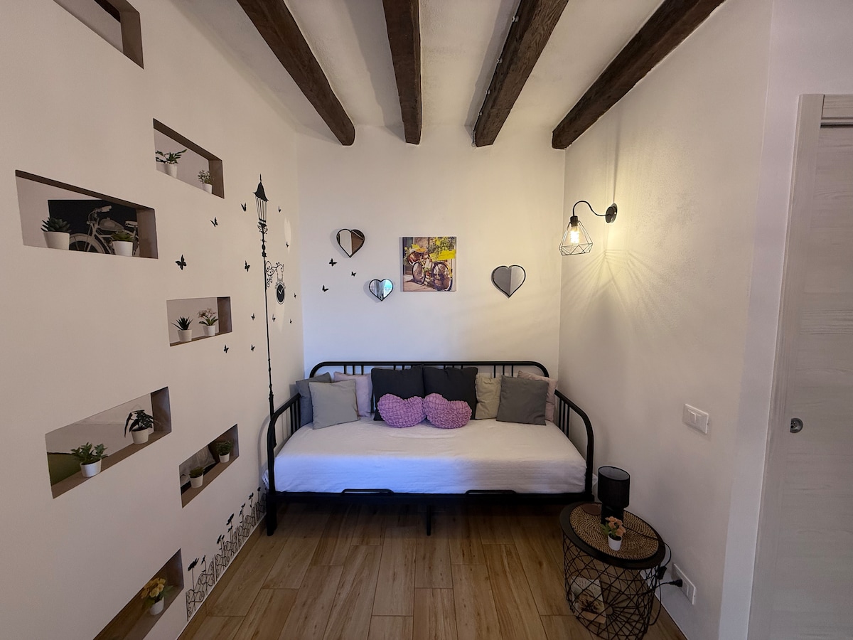 მისაღები ოთახი გასაშლელი დივნით, რომელიც ორადგილიან საწოლად გარდაიქმნება