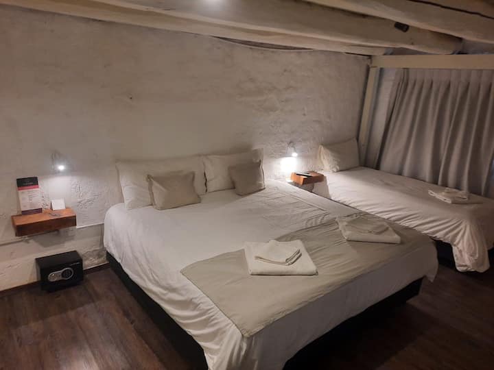 DHOMË CABERNET FRANC
Krevat dopio "KING" + 1 "Twin"
Dhomë në katin përdhes
Ka një ventilator në këmbë
Banjë en-suite
Caja Fuerte