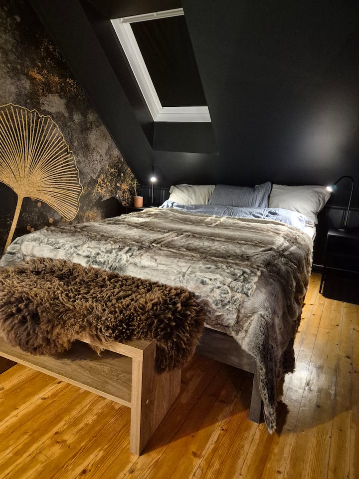 หน้าต่างที่ลาดเอียงทำให้แสงสว่างเข้ามาได้อย่างอบอุ่น แต่สามารถดึงม่านลงเพื่อทำให้ห้องมืดลงได้