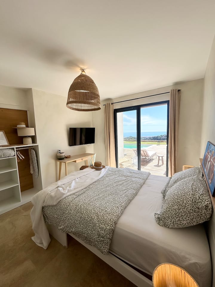 Вашата самостоятелна стая с достъп директно през външния еркер. 
Тази има ключалка, която ви позволява да влизате и излизате, когато пожелаете.