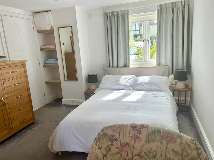 Kitanda cha watu wawili, taa za kugusa, kioo cha urefu kamili.  Matandiko ya ziada ya taulo, droo na sehemu ya kuning 'inia.  Kipofu cha rangi nyeusi nyuma ya mapazia yaliyozimwa.