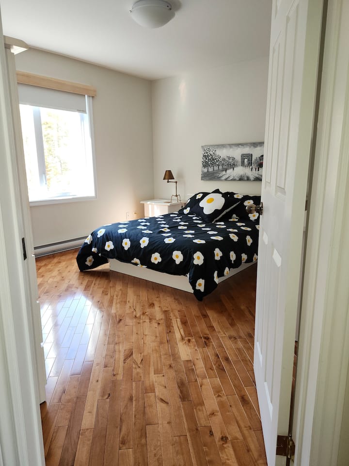 habitación en la planta alta cama doble suelo de madera