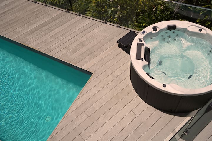 Surfside – 150m to beach w/heated pool