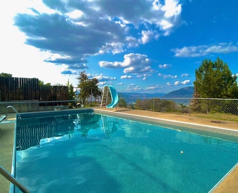Spacious 2 bedroom with city-view & pool!