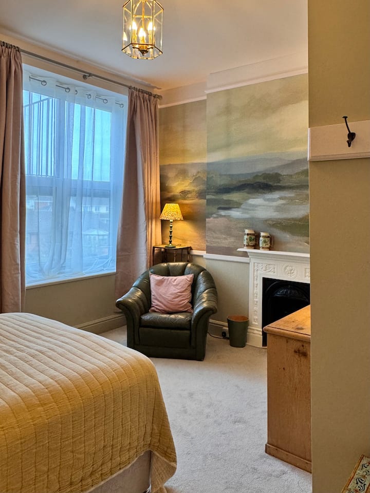 View into middle bedroom