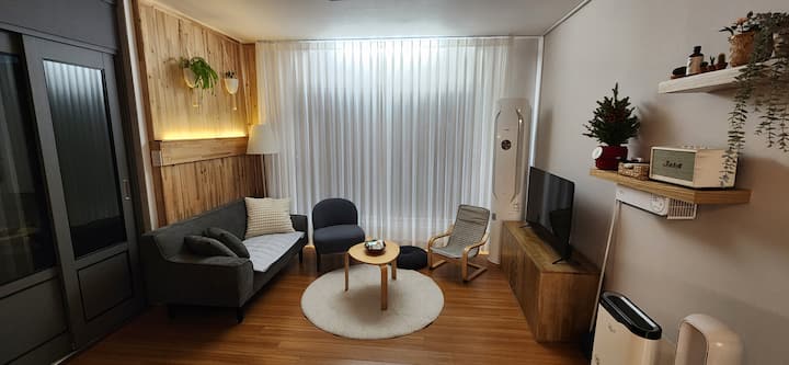 Cuando cierras las cortinas, se convierte en un ambiente cómodo y acogedor. 