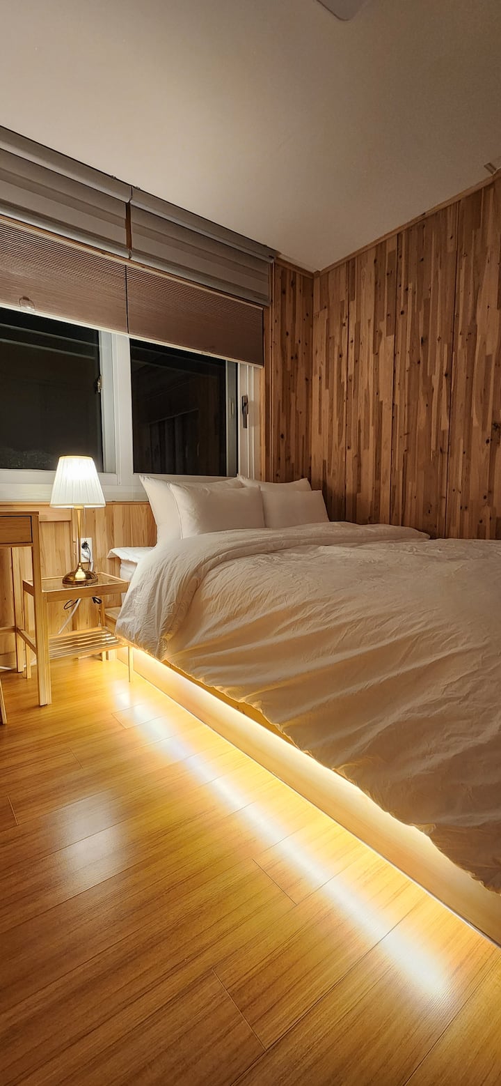 ☆ Nuestro objetivo es el mejor descanso

Colchones y ropa de cama proporcionados por un hotel de 5 estrellas.
(Todas las mantas de toda la casa son de una sola pieza, por lo que se lavan sin quitar la funda).

La parte (piso) que se muestra en la foto proporciona un colchón de cama (ancho: tamaño/grosor SS: 6 cm). 