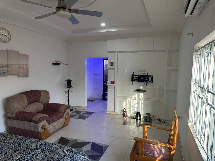 Sala con sofá, ventilador y aire acondicionado