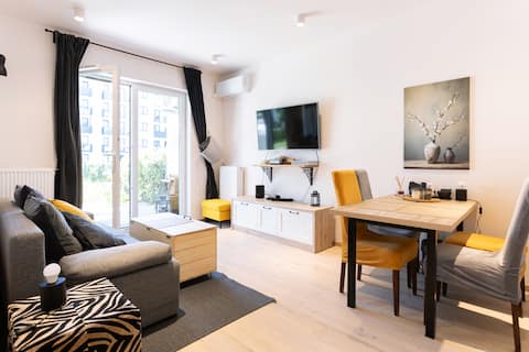 Successful Airbnb property: Lovely garden apartment W/AC, garage, near airport in Ursynów