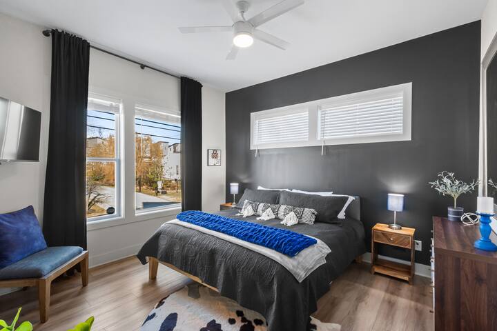 Luxury 3-Bedroom Retreat w Stunning Rooftop Views gallery image 4