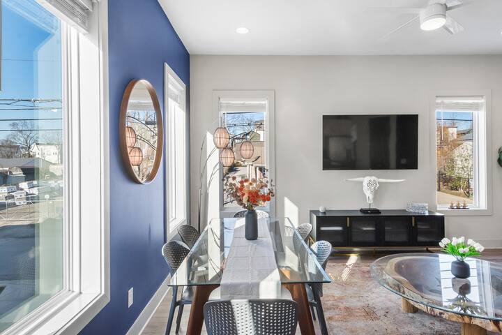 Luxury 3-Bedroom Retreat w Stunning Rooftop Views