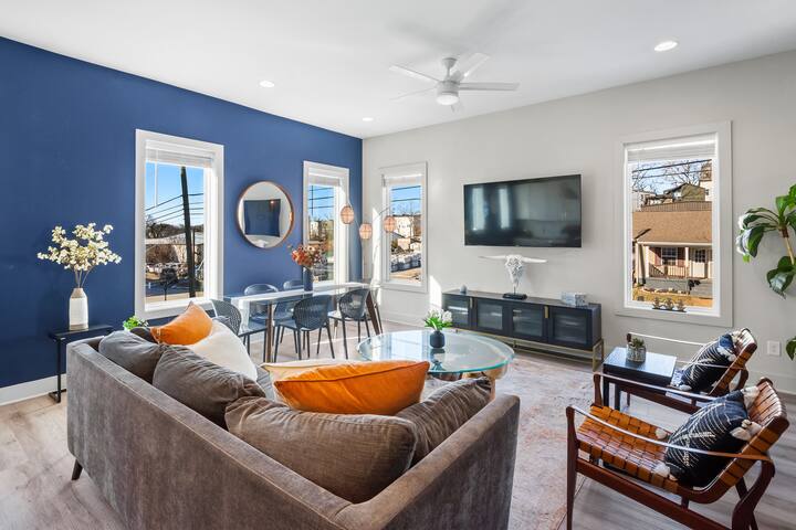 Luxury 3-Bedroom Retreat w Stunning Rooftop Views gallery image 2