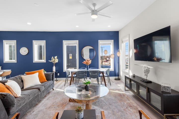 Luxury 3-Bedroom Retreat w Stunning Rooftop Views gallery image 3