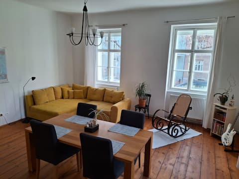 Popular Airbnb listing: Bright old building apartment in Geidorf